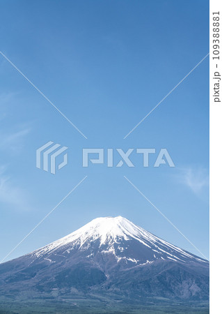 春の快晴の空と雪の積もる富士山 109388881