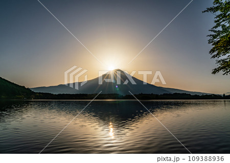 静岡県】田貫湖から見る富士山と朝日 ダイヤモンド富士の写真素材 [109388936] - PIXTA