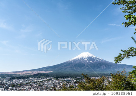 【山梨県】春の快晴の空と雪の積もる富士山と麓の街並み（4月） 109388961