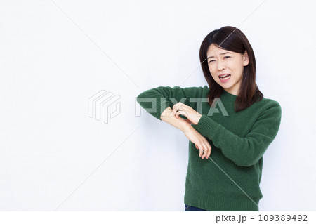 乾燥肌に悩む40代の女性 109389492