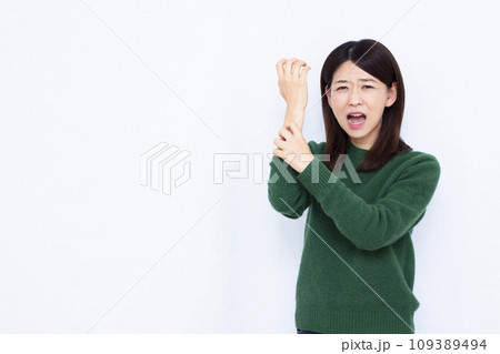 乾燥肌に悩む40代の女性 109389494