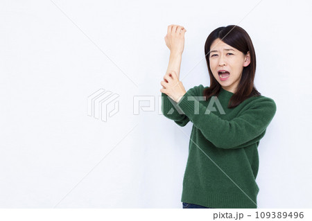 乾燥肌に悩む40代の女性 109389496