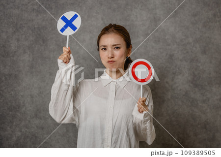 ○×回答をする若い女性 ○×回答をする若い女性 109389505