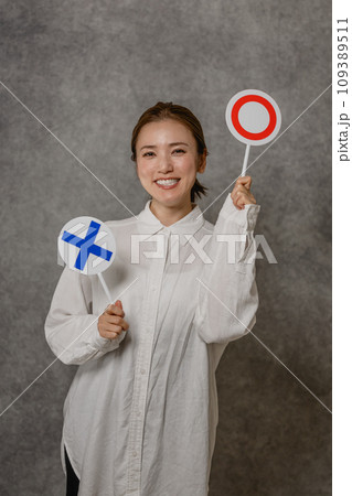 ○×回答をする若い女性 109389511