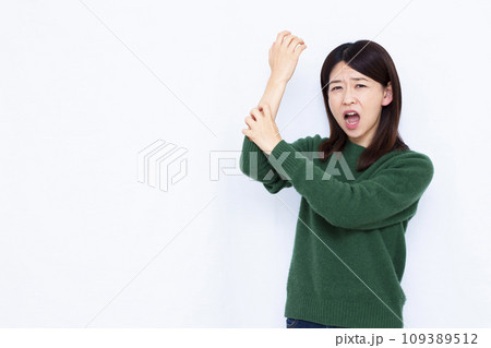 乾燥で肌を搔きむしる40代の女性 109389512