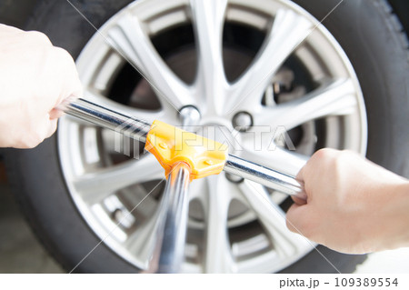 車のタイヤを交換する 109389554