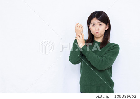 手荒れに悩む40代の女性 手荒れに悩む40代の女性 109389602