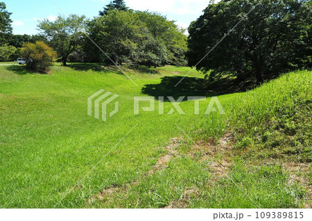 佐倉城址公園の三の丸前の土塁と空堀【千葉県佐倉市】 佐倉城址公園の三の丸前の土塁と空堀【千葉県佐倉市】 109389815