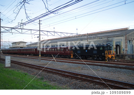 朝焼けの空を背に仕事を終えて車両基地で入れ替え中の急行「三峰号」_2023/11/11撮影 朝焼けの空を背に仕事を終えて車両基地で入れ替え中の急行「三峰号」_2023/11/11撮影 109389899