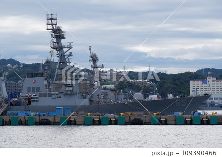横須賀海軍施設で補修中のミサイル駆逐艦ベンフォールド 109390466