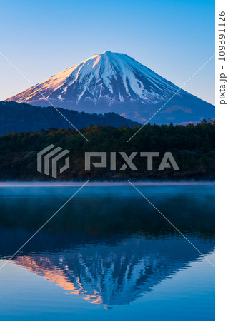 夜明けの富士山（西湖にて） 109391126