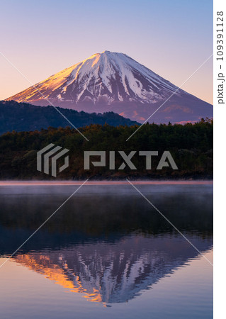夜明けの富士山（西湖にて） 109391128