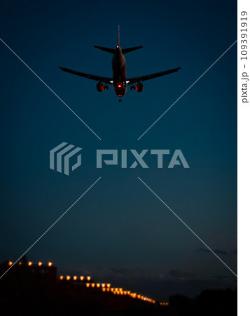 夕暮れに着陸する飛行機 109391919