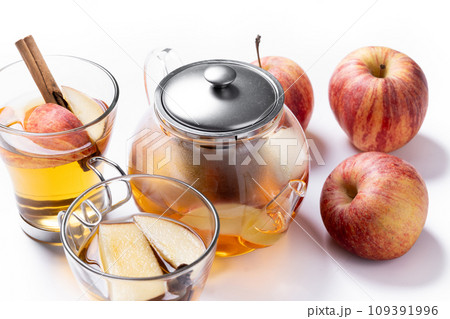 Autumn hot apple drink with spices isolated on white background 109391996