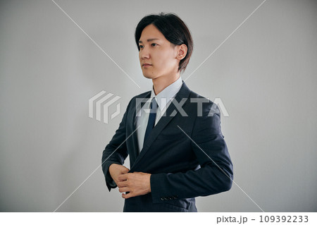 スーツを着て身支度をする若い男性 109392233