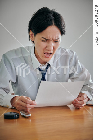 資料を見て驚きの表情をする若い男性会社員 資料を見て驚きの表情をする若い男性会社員 109392249