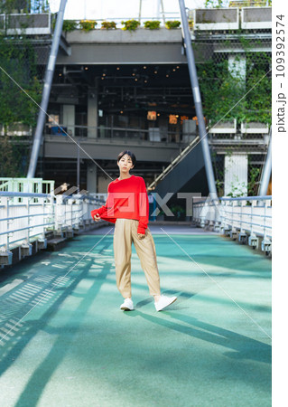 女性のファッションポートレート　ストリートスナップ 109392574