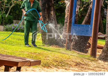 Man watering the lawn 109392667