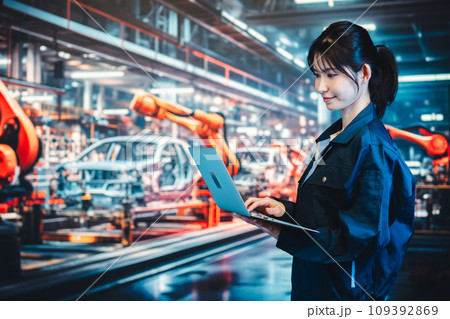 工場の生産ラインでパソコンを使う若い女性 工場の生産ラインでパソコンを使う若い女性 109392869