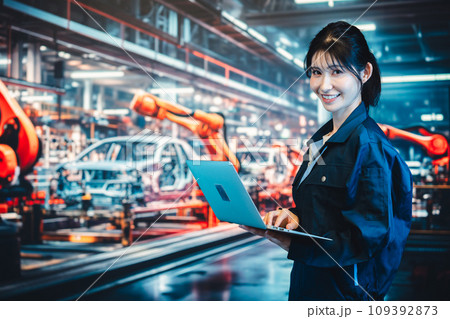 工場の生産ラインでパソコンを使う若い女性 工場の生産ラインでパソコンを使う若い女性 109392873