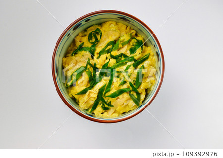 白背景の衣笠丼 109392976