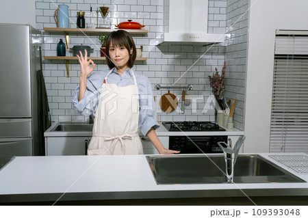 キッチンでポーズをとる女性 109393048