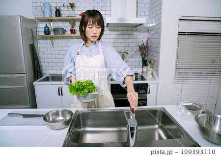 キッチンでサラダを作る女性 109393110