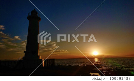 野間崎灯台 灯台に沈む夕日 109393488