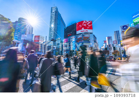 日本の東京都市景観 師走の慌ただしさ…光と影…明日へ…賑わう渋谷…希望の光を…＝3日 109393718