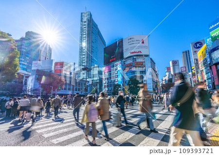 日本の東京都市景観 師走の慌ただしさ…光と影…明日へ…賑わう渋谷…希望の光を…＝3日 109393721