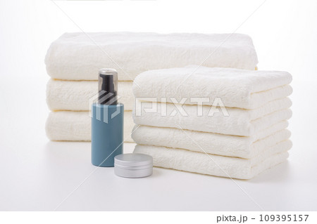 肌に優しい柔らかな白いタオルと美容用品 109395157