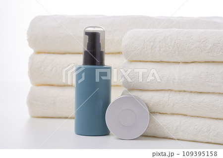 肌に優しい柔らかな白いタオルと美容用品 109395158