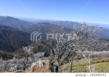 山頂の樹氷 山頂の樹氷 109396341