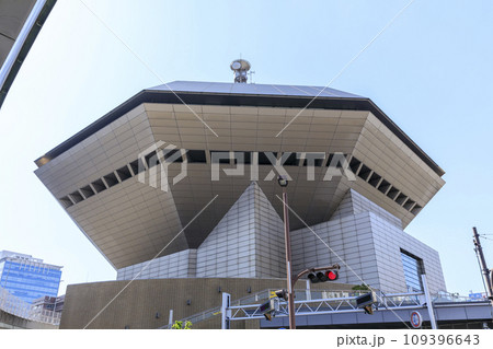 大阪市浪速区　青空に映えるなんばハッチ　湊町リバープレイス 109396643