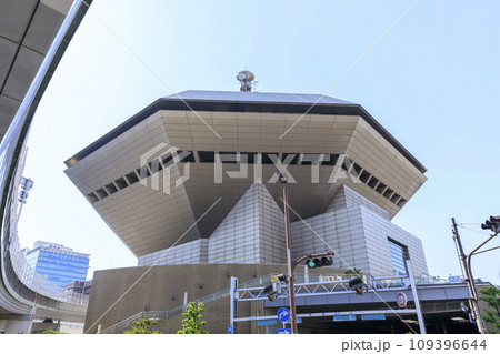 大阪市浪速区　青空に映えるなんばハッチ　湊町リバープレイス 109396644