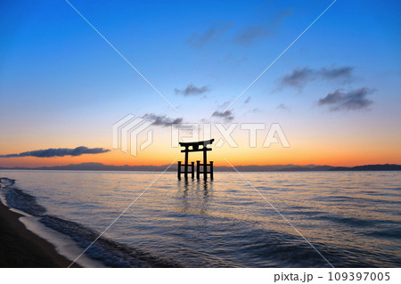 【滋賀県】白鬚神社の湖中大鳥居の夜明け 【滋賀県】白鬚神社の湖中大鳥居の夜明け 109397005