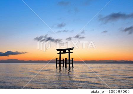 【滋賀県】白鬚神社の湖中大鳥居の朝焼け 109397006