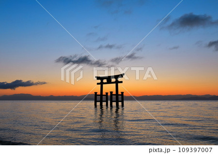 【滋賀県】白鬚神社の湖中大鳥居の夜明け 109397007