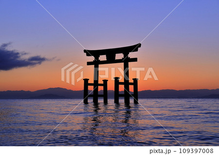 【滋賀県】白鬚神社の湖中大鳥居の朝焼け 109397008