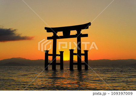 【滋賀県】白鬚神社の湖中大鳥居と初日の出 【滋賀県】白鬚神社の湖中大鳥居と初日の出 109397009