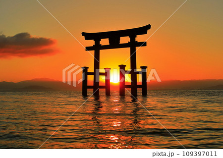 【滋賀県】白鬚神社の湖中大鳥居と初日の出 【滋賀県】白鬚神社の湖中大鳥居と初日の出 109397011