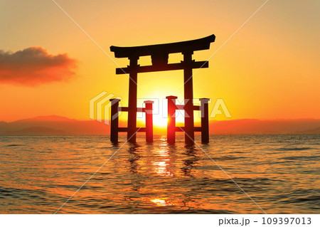 【滋賀県】白鬚神社の湖中大鳥居と初日の出 【滋賀県】白鬚神社の湖中大鳥居と初日の出 109397013