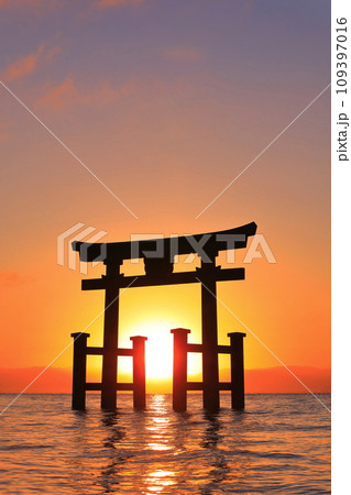 【滋賀県】白鬚神社の湖中大鳥居と朝日 【滋賀県】白鬚神社の湖中大鳥居と朝日 109397016