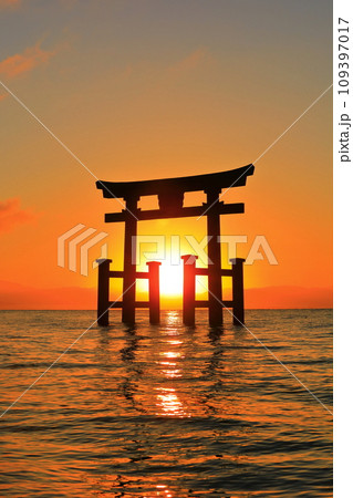 【滋賀県】白鬚神社の湖中大鳥居と初日の出 【滋賀県】白鬚神社の湖中大鳥居と初日の出 109397017