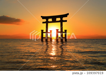 【滋賀県】白鬚神社の湖中大鳥居と初日の出 【滋賀県】白鬚神社の湖中大鳥居と初日の出 109397019