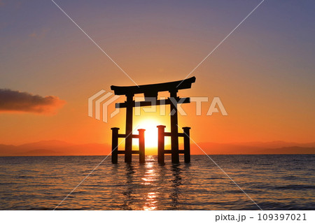 【滋賀県】白鬚神社の湖中大鳥居と朝日 109397021