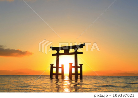 【滋賀県】白鬚神社の湖中大鳥居と朝日 【滋賀県】白鬚神社の湖中大鳥居と朝日 109397023