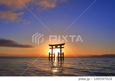 【滋賀県】白鬚神社の湖中大鳥居と初日の出 【滋賀県】白鬚神社の湖中大鳥居と初日の出 109397028
