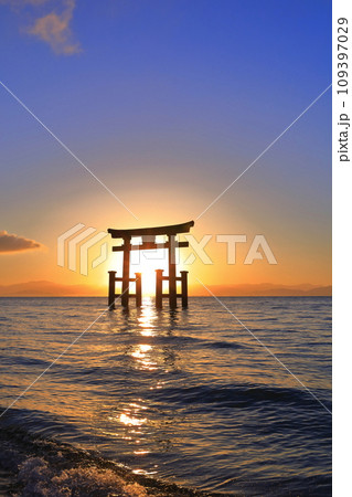 【滋賀県】白鬚神社の湖中大鳥居と朝日 109397029