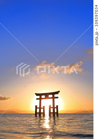【滋賀県】白鬚神社の湖中大鳥居と初日の出 【滋賀県】白鬚神社の湖中大鳥居と初日の出 109397034
